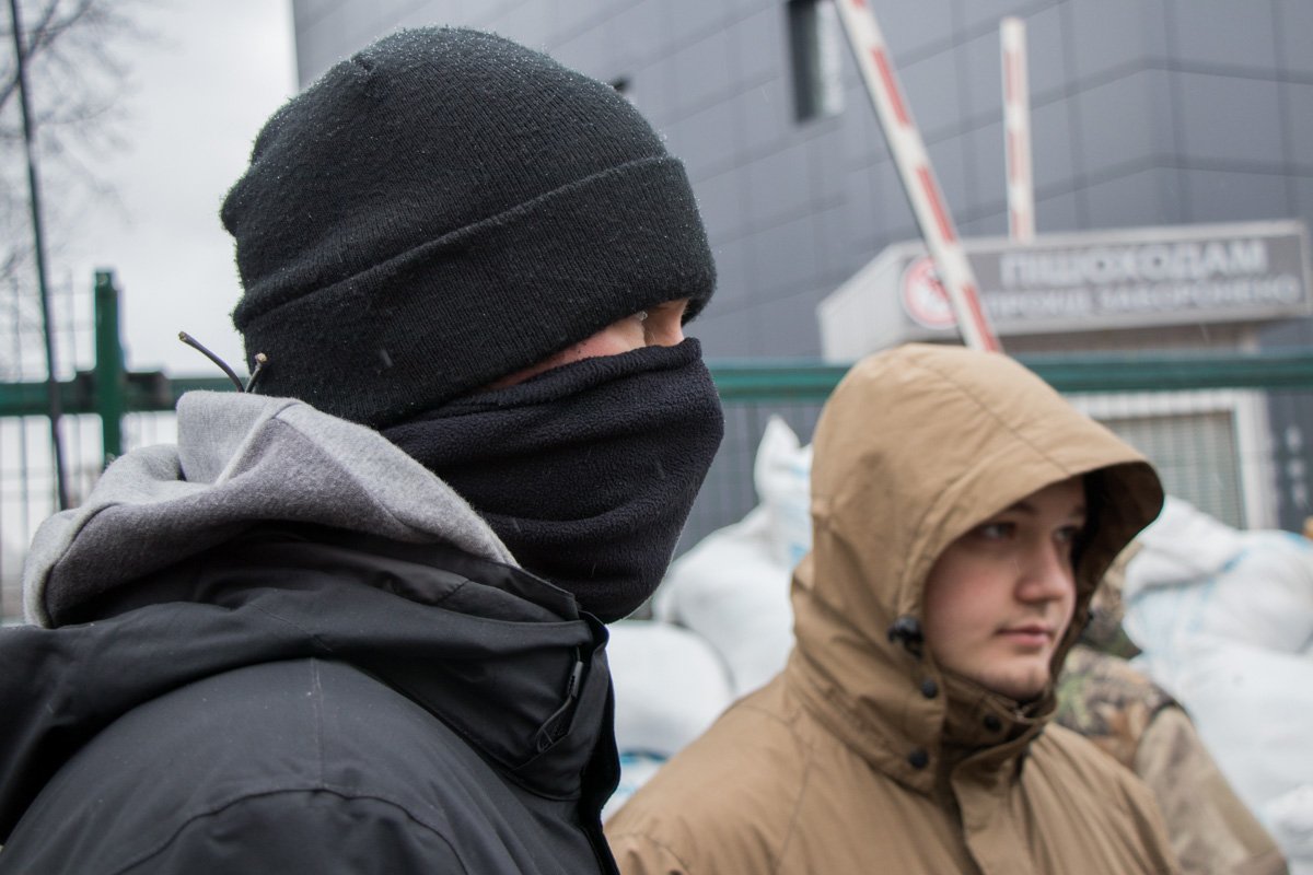 Некоторые пикетчики не показывают лиц Некоторые пикетчики не показывают лиц