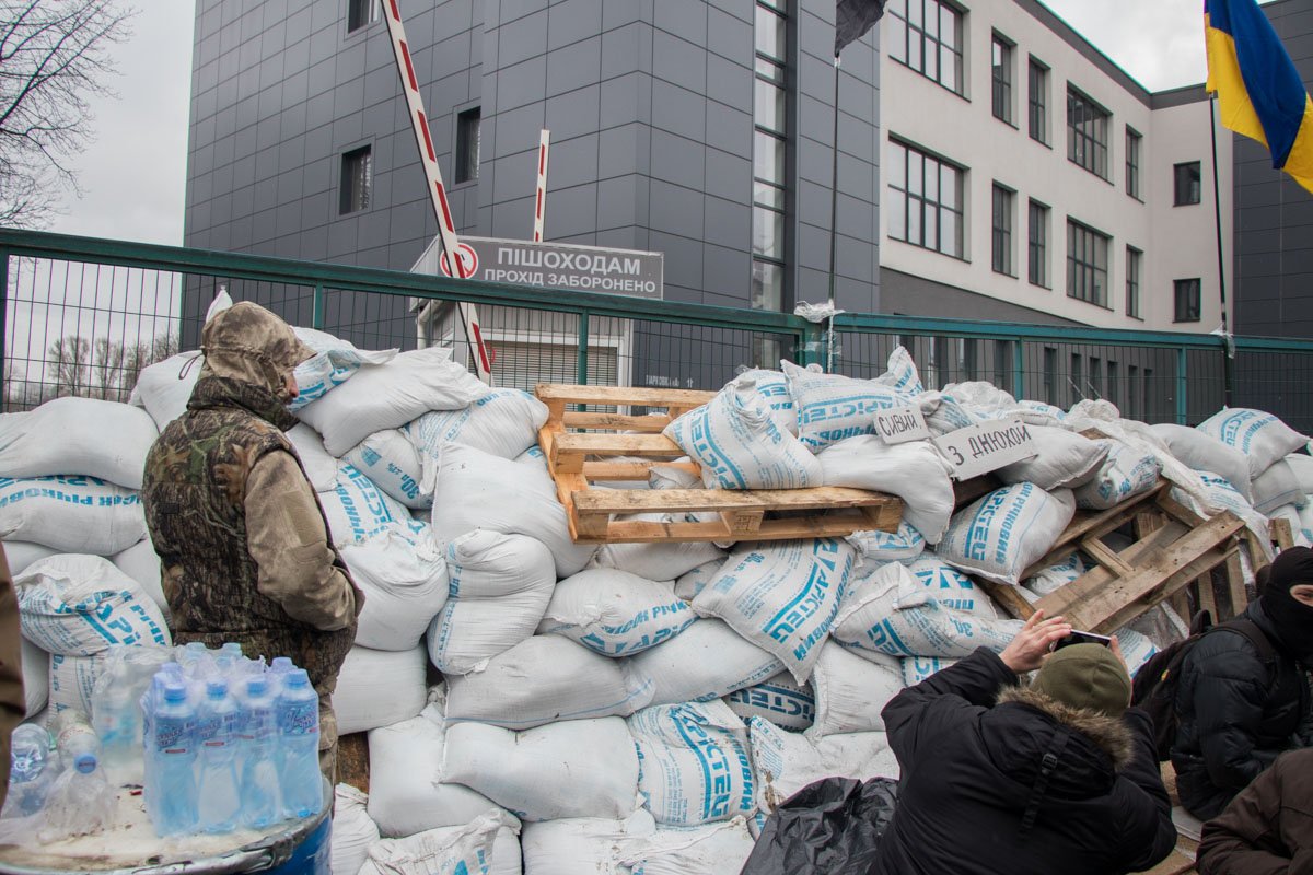 Возле здания канала находятся около 15 человек Возле здания канала находятся около 15 человек