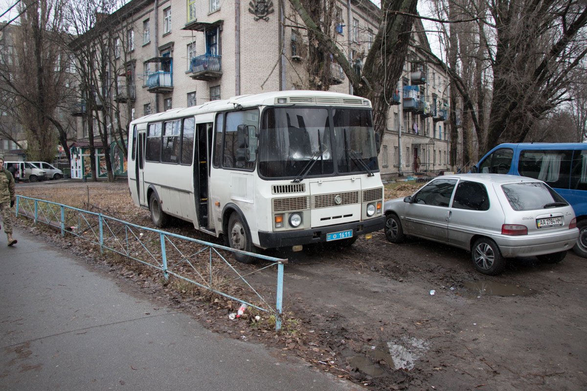 Недалеко от места пикета стоит автобус с полицейскими Недалеко от места пикета стоит автобус с полицейскими
