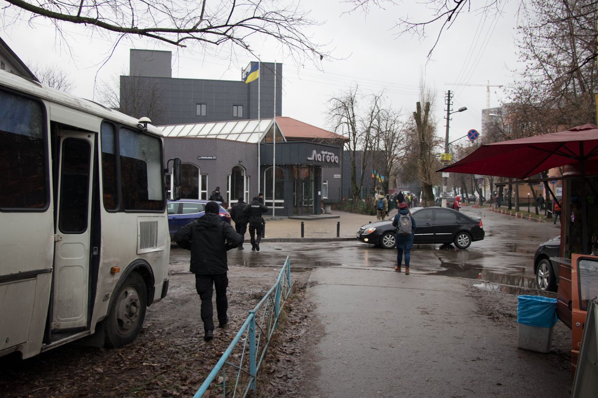 На месте дежурят полицейские отряда особого назначения На месте дежурят полицейские отряда особого назначения