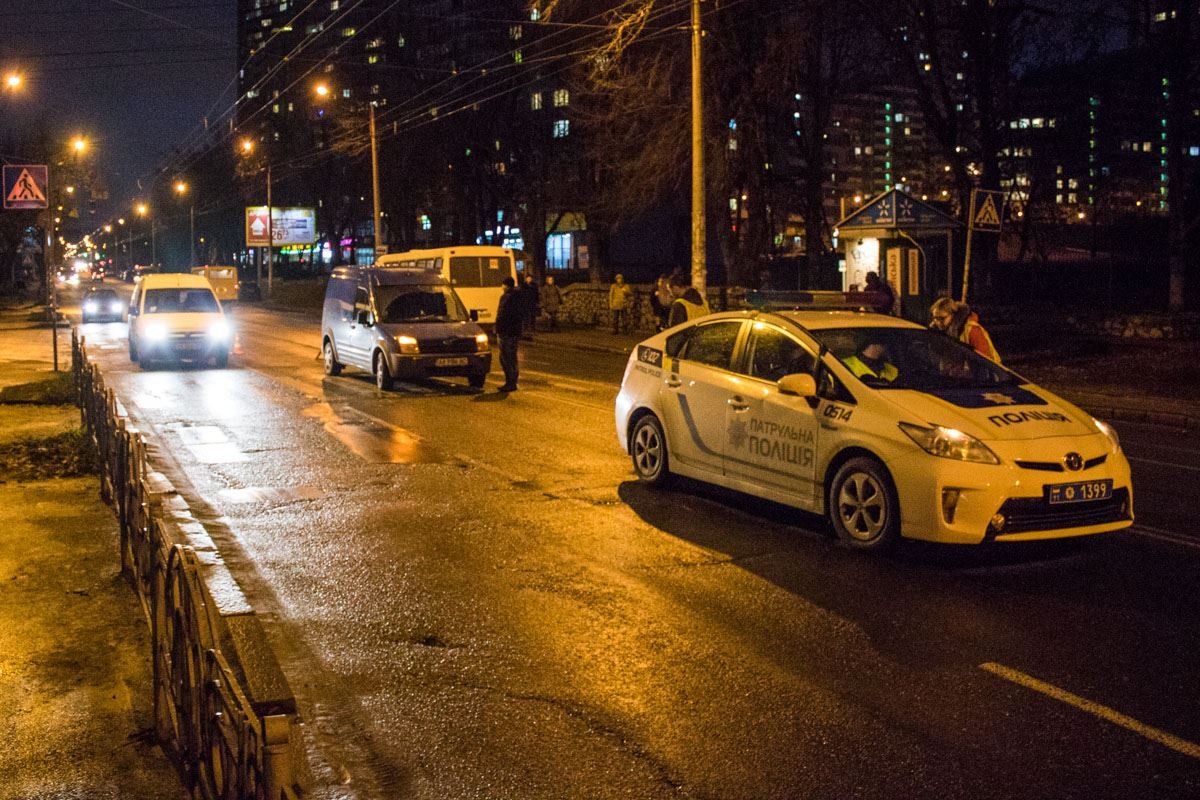 На Оболони автомобиль сбил девушку на зебре