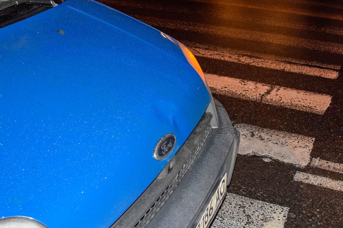 На капоте из-за удара небольшая вмятина