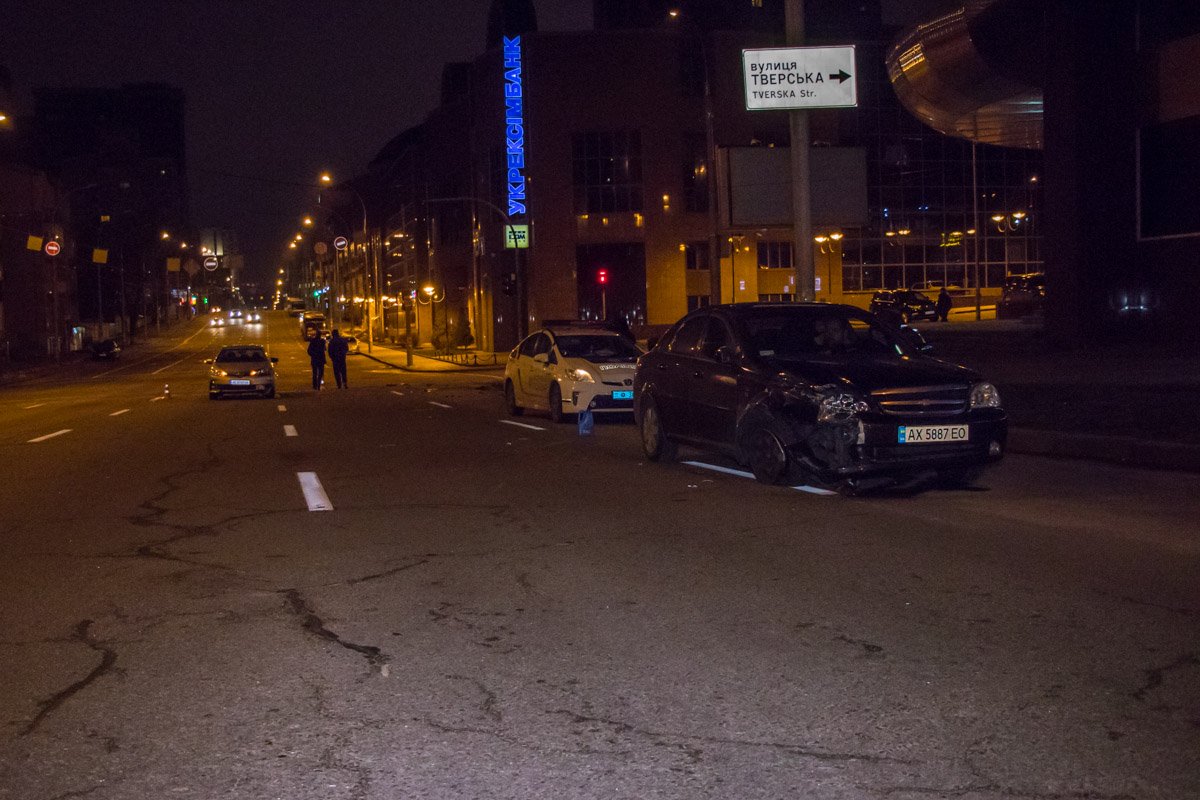 Водителя черного Chevrolet занесло на бордюр 