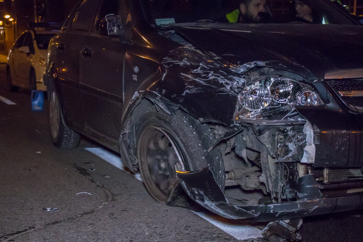 Автомобили столкнулись, когда Toyota поворачивала на другую улицу 