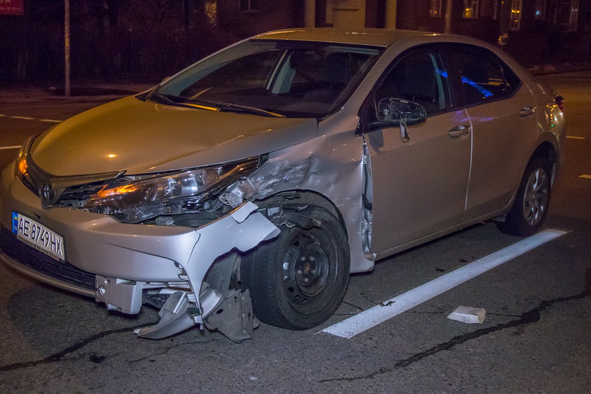 У Toyota Corolla механические повреждения получила левая сторона переднего бампера 