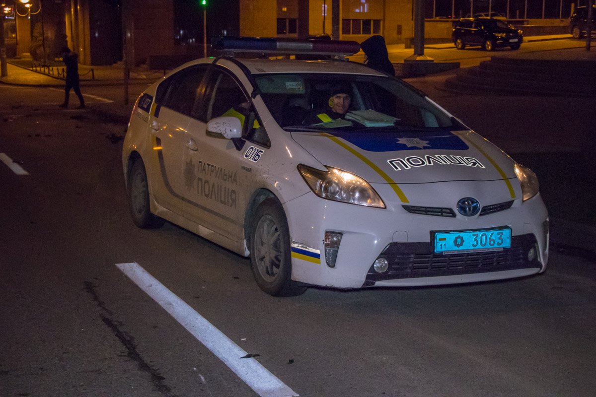 На месте работала полиция. Скорая помощь не приезжала, так как ДТП обошлось без пострадавших