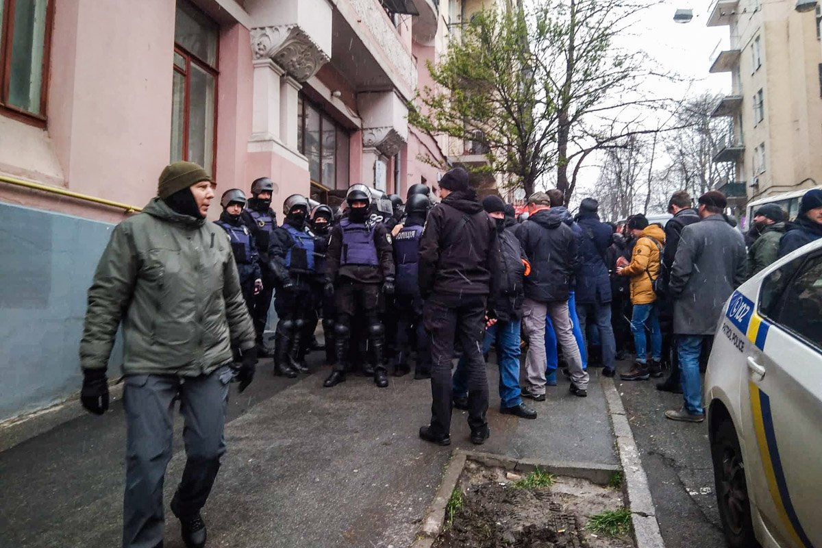 Люди в балаклавах заблокировали все выходы из здания