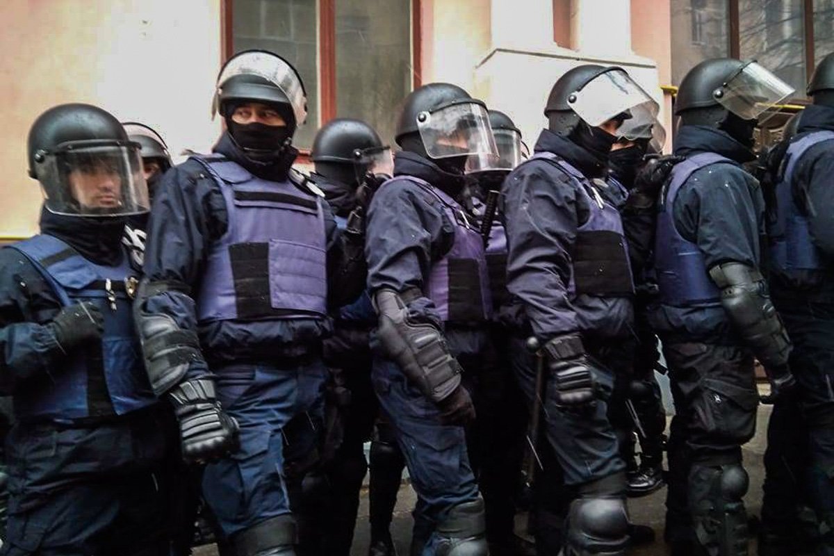 Якобы полиция без опознавательных знаков 