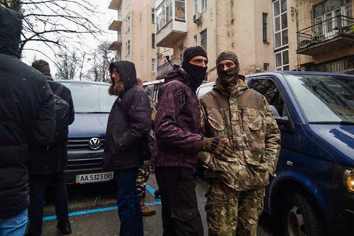 Активисты не дают забрать Михаила Саакашвили