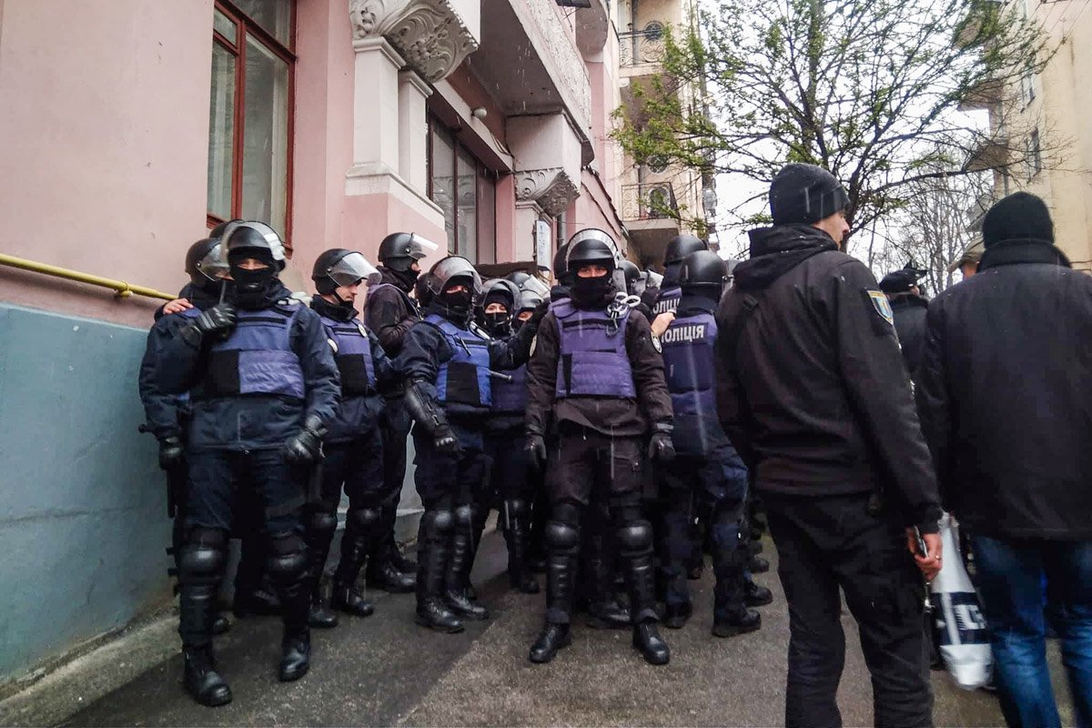 На месте глушится связь