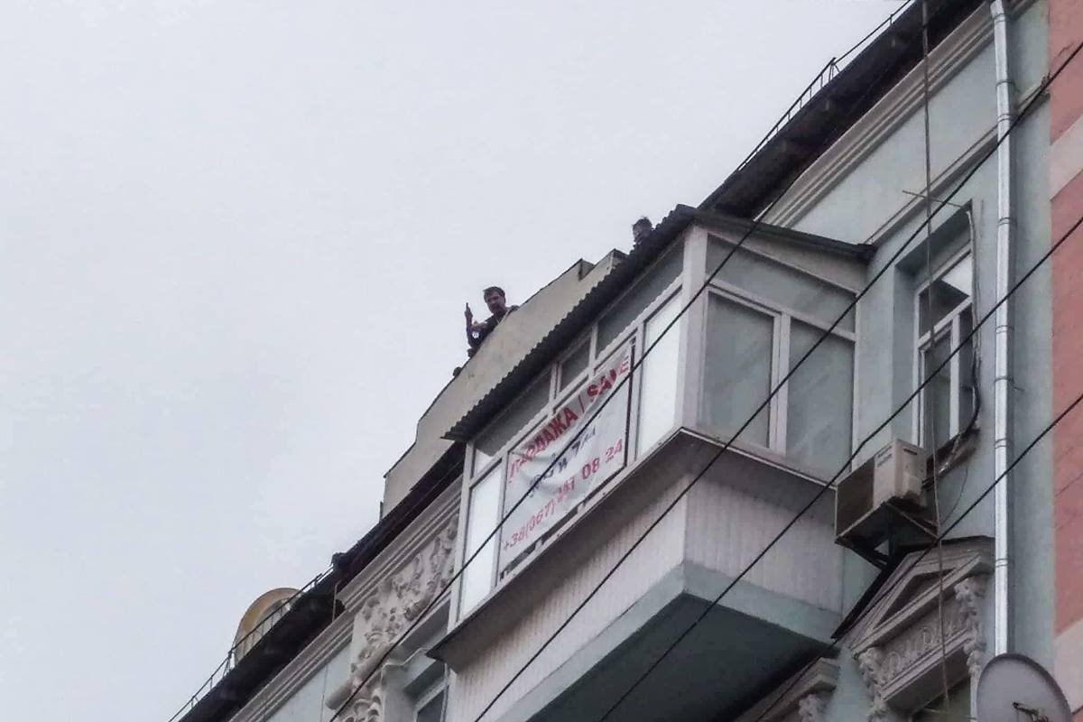 Около 09:00 Саакашвили вылез на крышу во второй раз