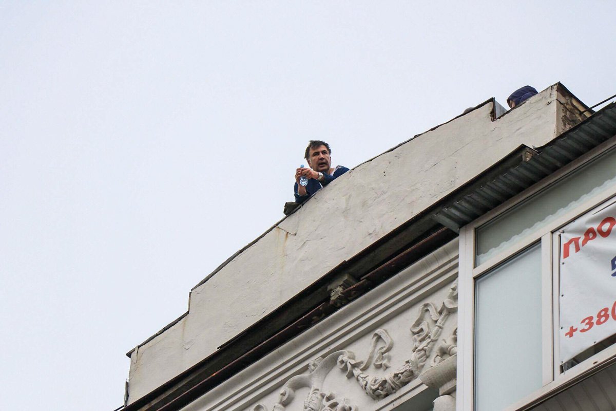 В центре Киева на крыше пытаются задержать Саакашвили: подробности 11