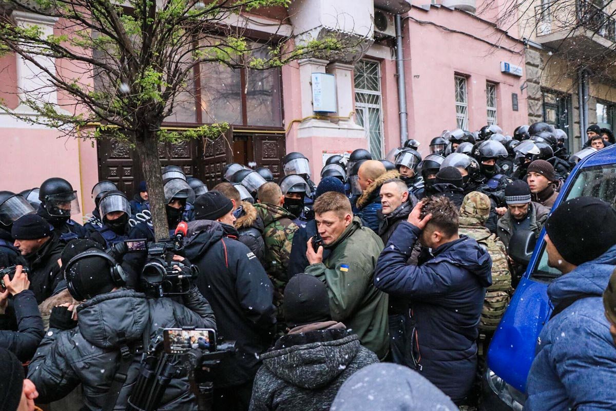 В центре Киева на крыше пытаются задержать Саакашвили: подробности 17