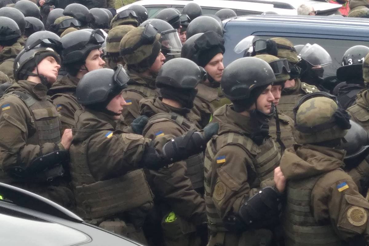 Силовики, пытающиеся прорвать оцепление из сторонников Саакашвили Силовики, пытающиеся прорвать оцепление из сторонников Саакашвили