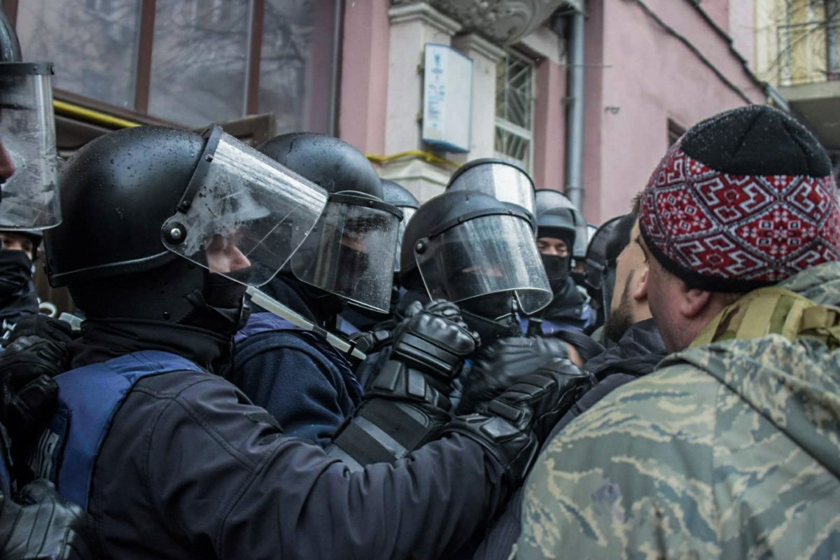 Стычка между правоохранителями и защитниками Саакашвили Стычка между правоохранителями и защитниками Саакашвили