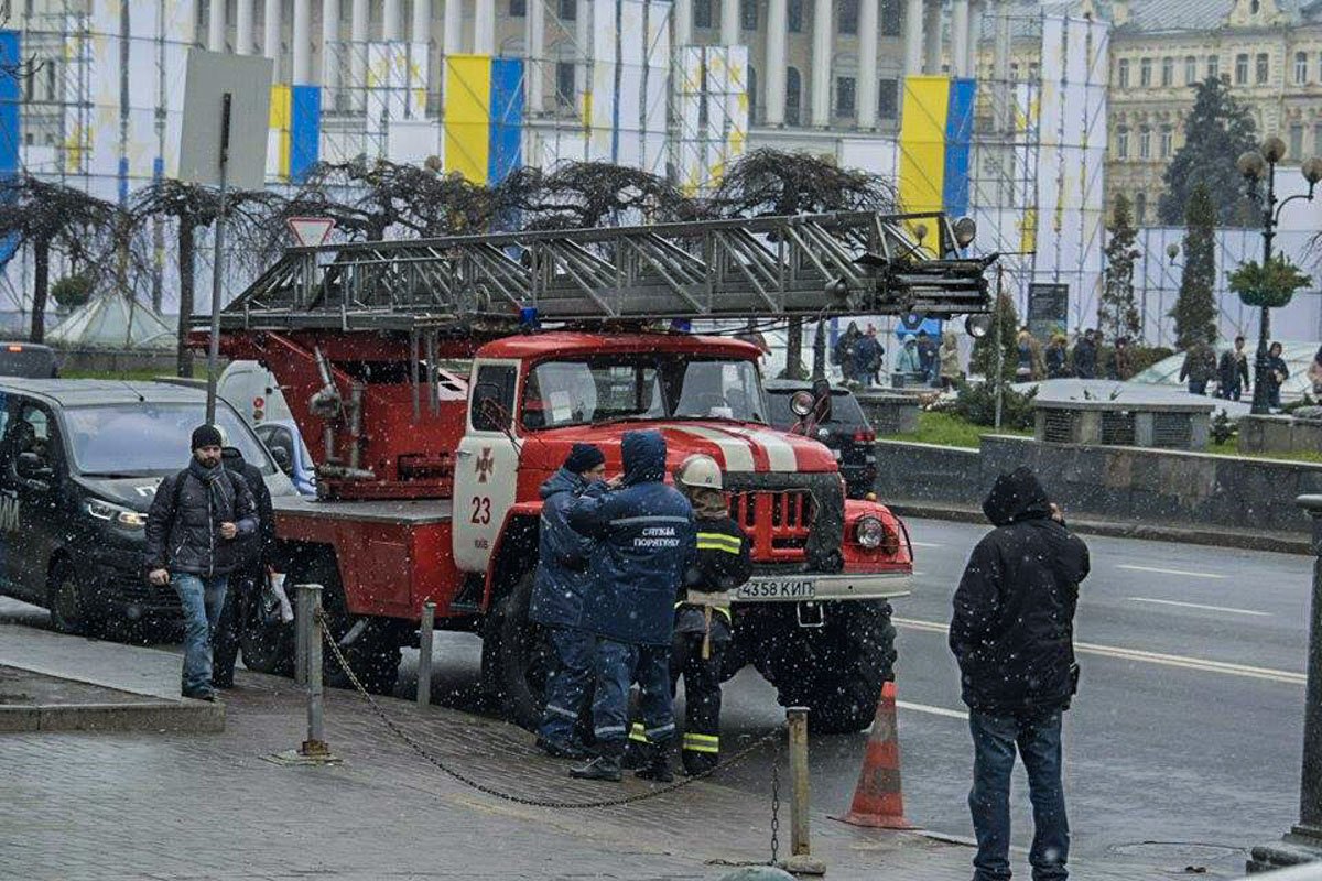 На месте работают спасатели На месте работают спасатели