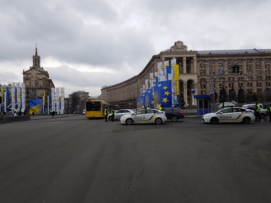 По состоянию на 12:00 перекрыто движение транспорта от Европейской площади до ЦУМа