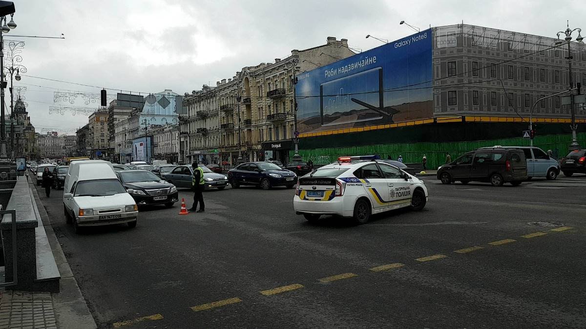 Также стоит движение на участке Крещатика от Бессарабской площади до ЦУМа