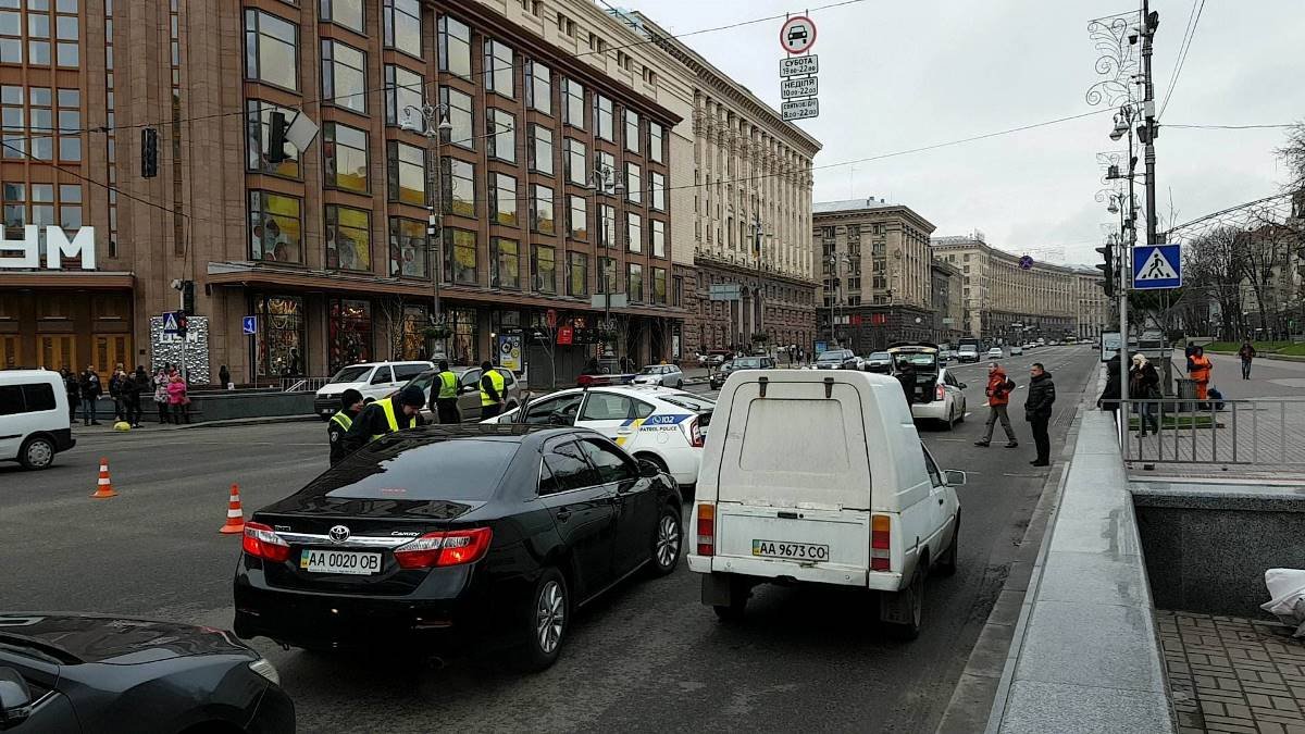 Возле Киевской администрации проверяют машины и спрашивают водителей куда они едут