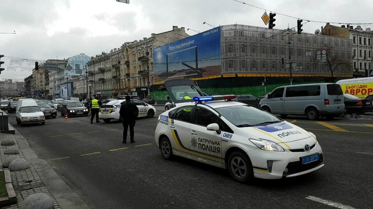 Патрульные регулируют движение на Крещатике, некоторые машину пускают в сторону от ЦУМа к Майдану