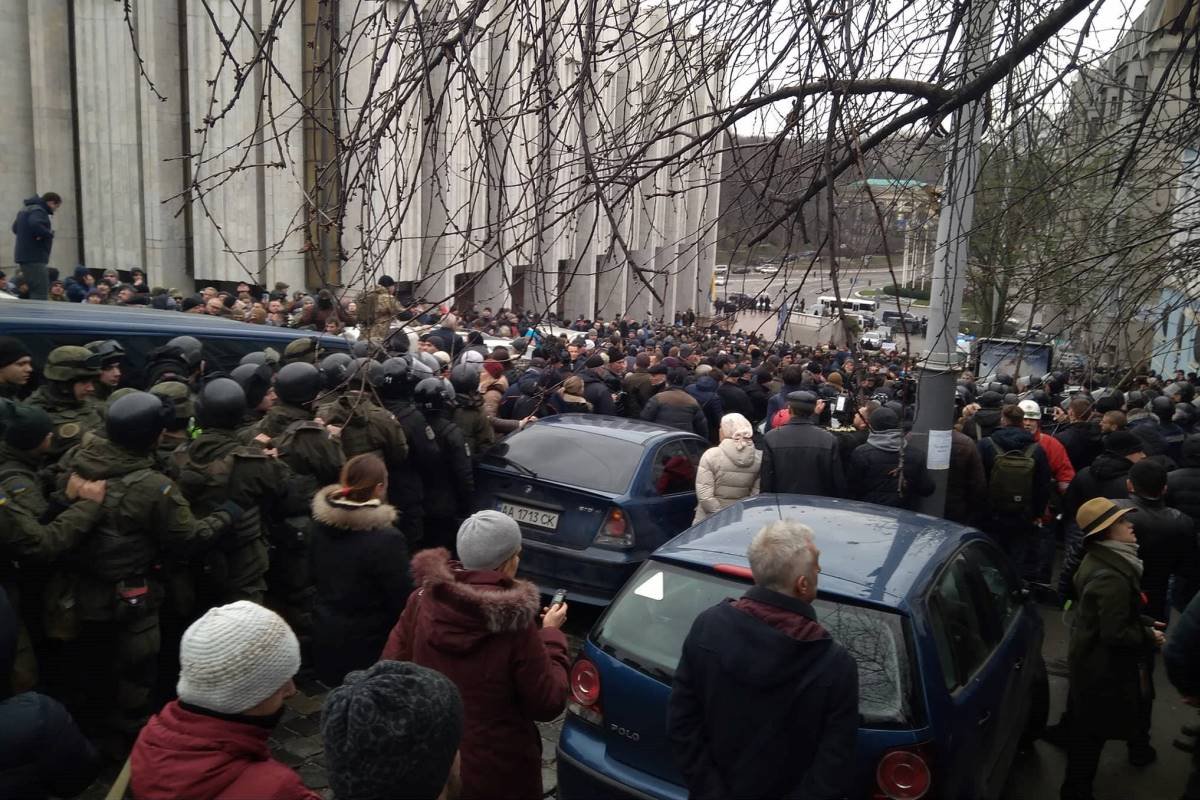 Автомобилю, в котором находится Саакашвили, не дают проехать соратники грузинского политика