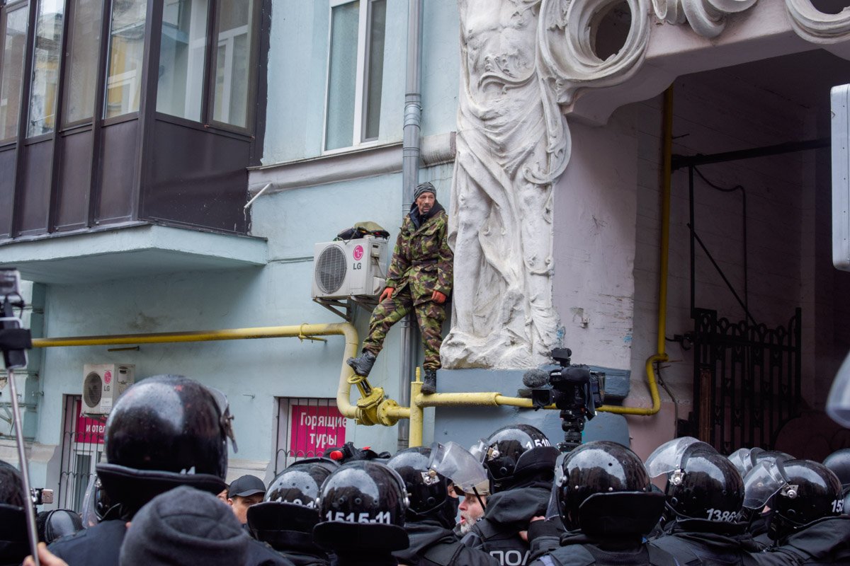 Задержание Саакашвили увенчалось стычками в центре Киева Задержание Саакашвили увенчалось стычками в центре Киева