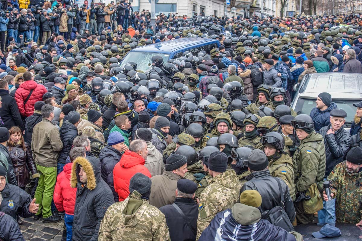 Силовики оцепили автомобиль с Саакашвили Силовики оцепили автомобиль с Саакашвили