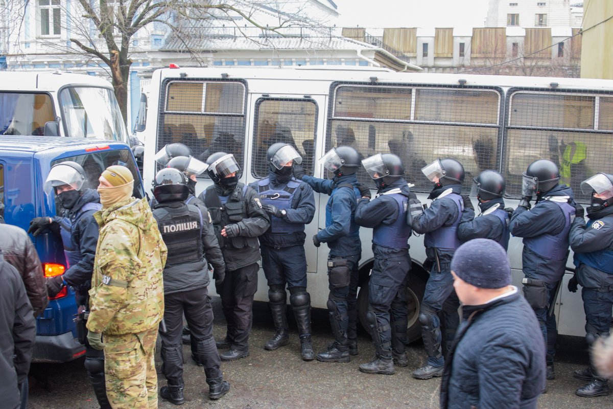 На костельную прибыли несколько подразделений силовиков