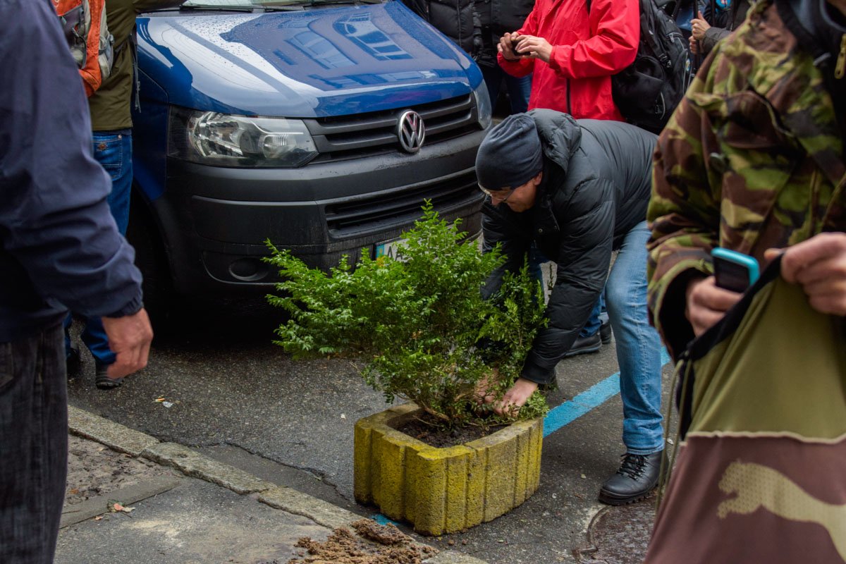 Сторонники политика загораживали проезд клумбами Сторонники политика загораживали проезд клумбами