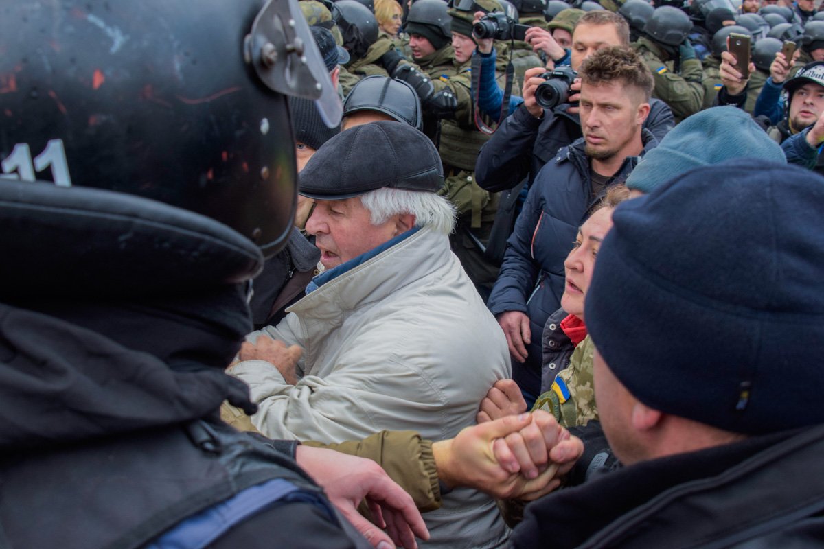 Периодически возле дома, где находился Саакашвили, начинались потасовки Периодически возле дома, где находился Саакашвили, начинались потасовки