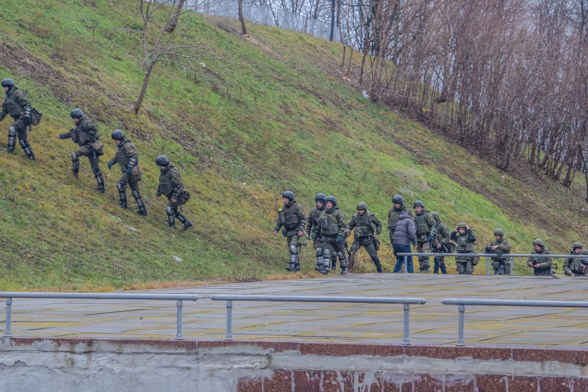 К Трехсвятительской подтягивали новые подразделения К Трехсвятительской подтягивали новые подразделения
