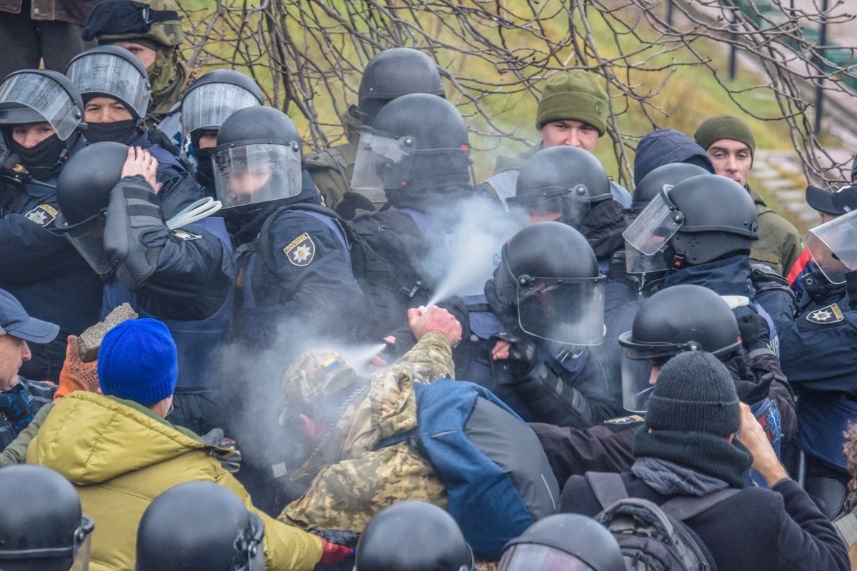 Силовики используют слезоточивый газ Силовики используют слезоточивый газ