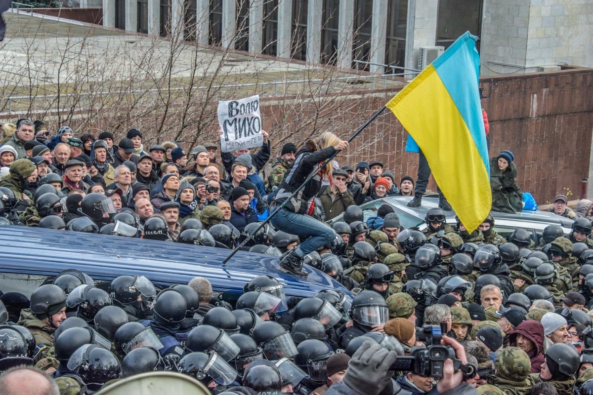 Одна из активисток выбралась на крышу микроавтобуса с Саакашвили Одна из активисток выбралась на крышу микроавтобуса с Саакашвили