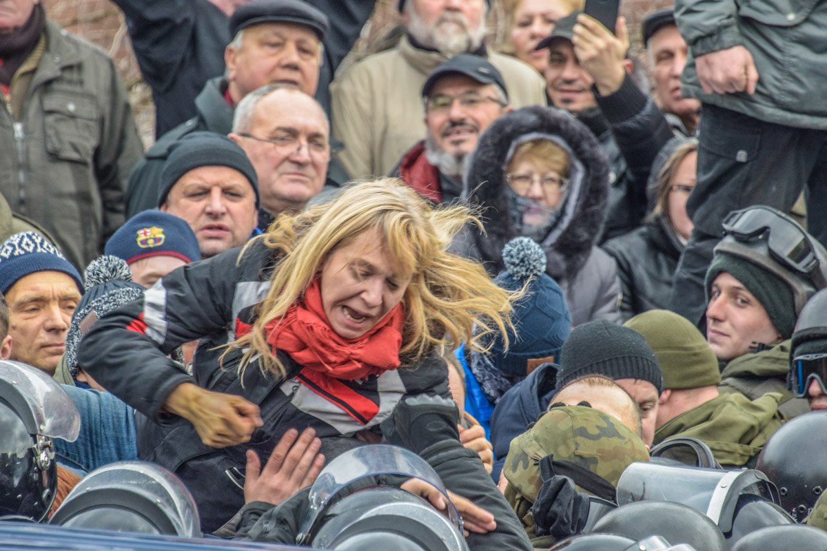 Митингующую стащили с авто Митингующую стащили с авто