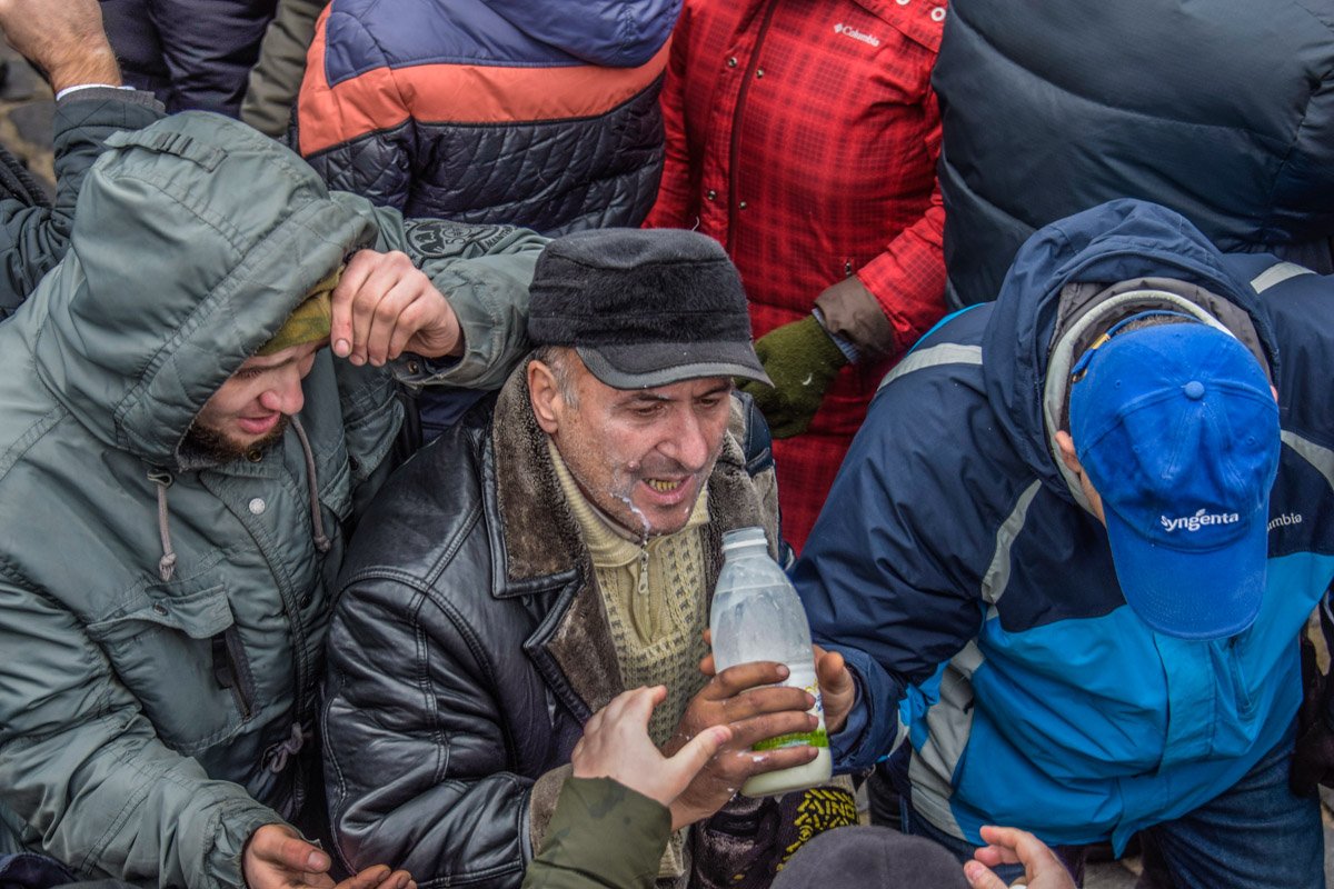 Участники противостояния пьют молоко после слезоточивого газа Участники противостояния пьют молоко после слезоточивого газа