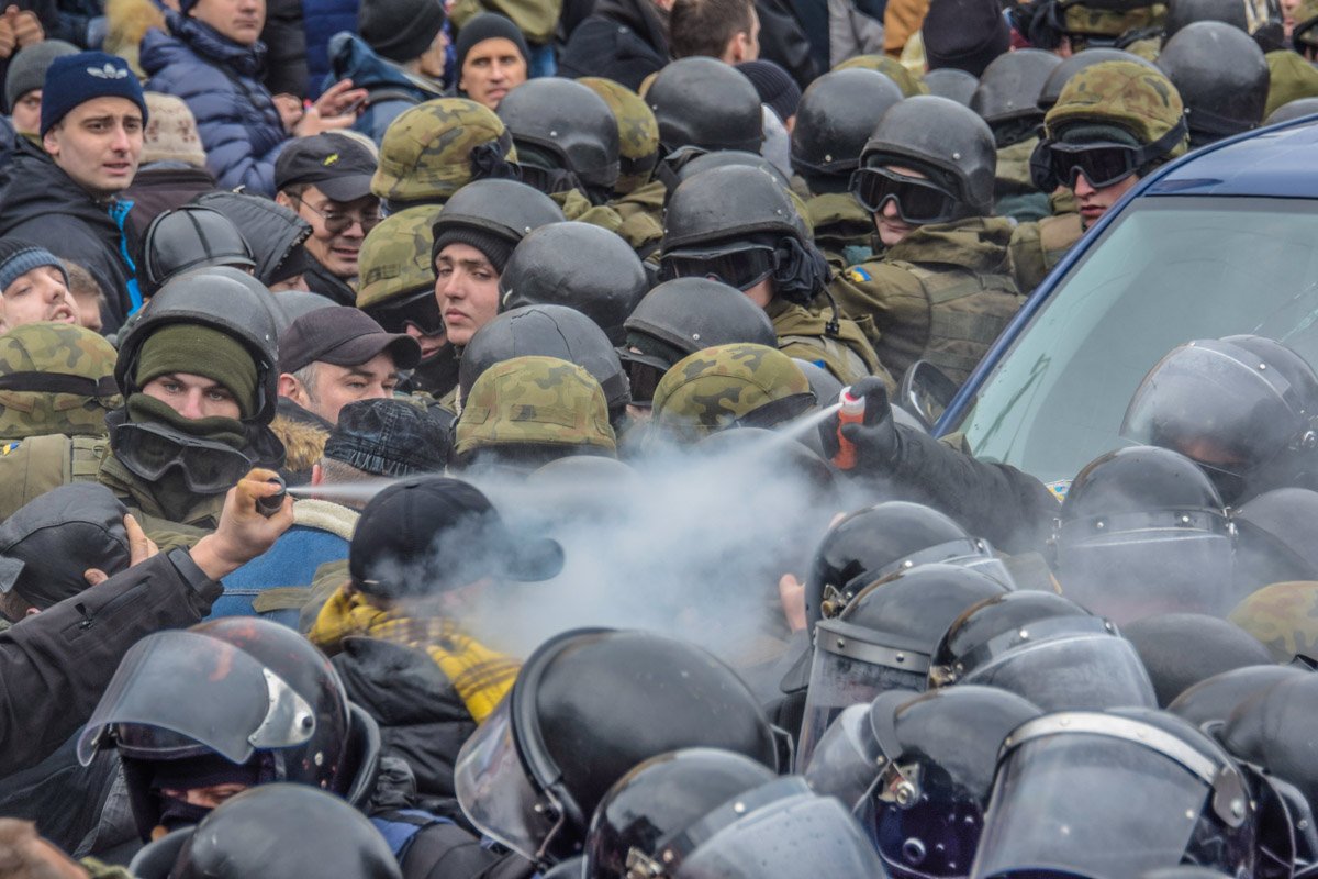 Силовики в очередной раз используют газ Силовики в очередной раз используют газ