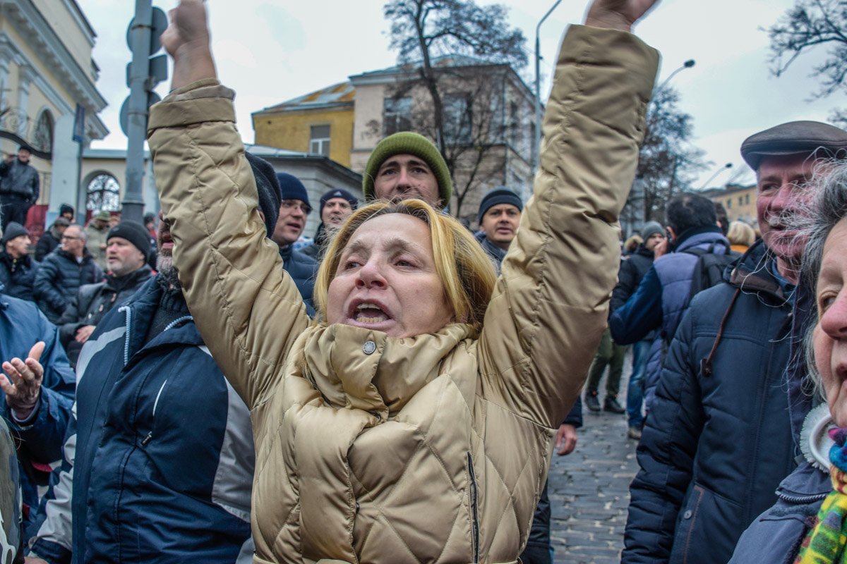 Выкрикивая лозунги Выкрикивая лозунги