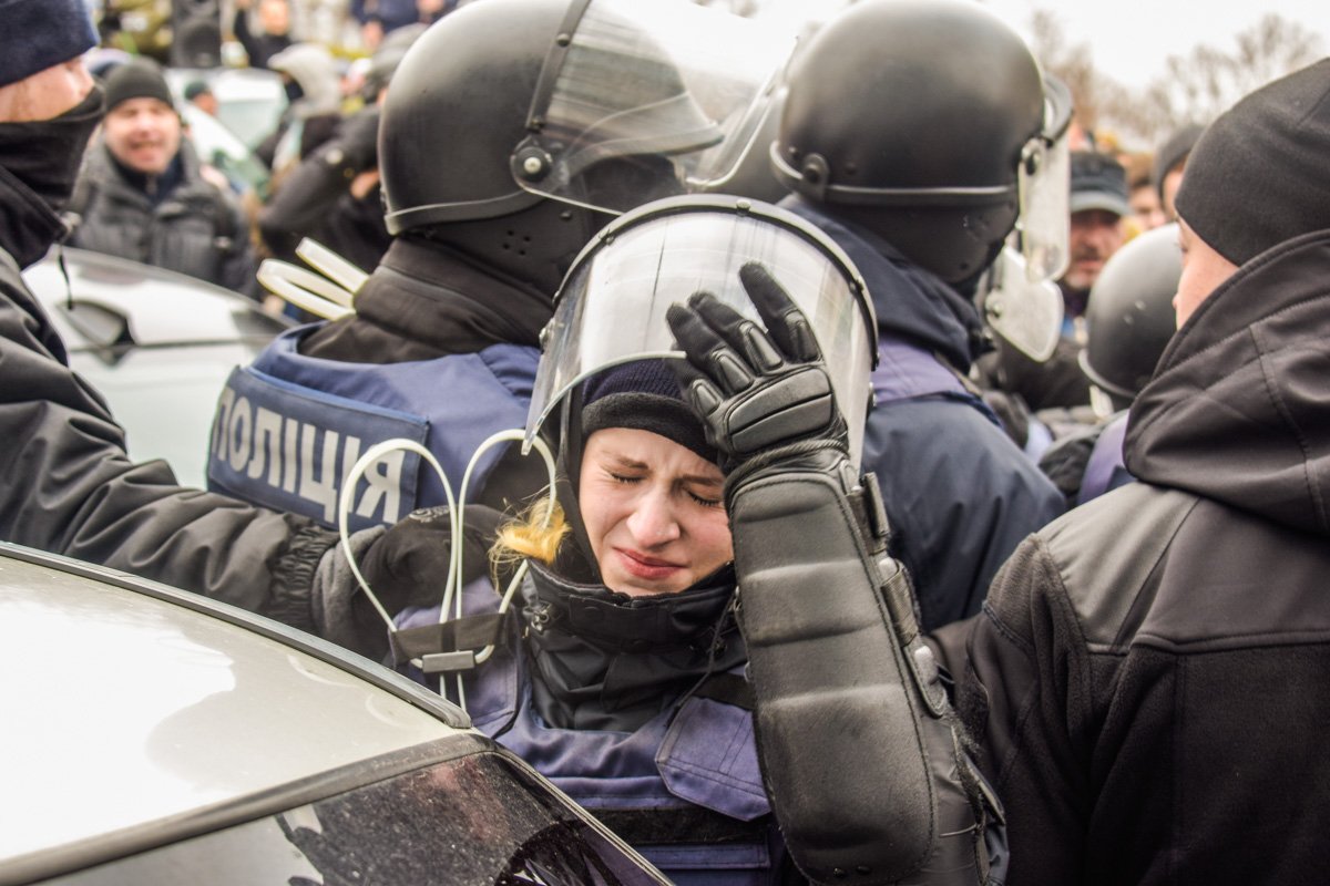 Полицейская во время противостояния Полицейская во время противостояния