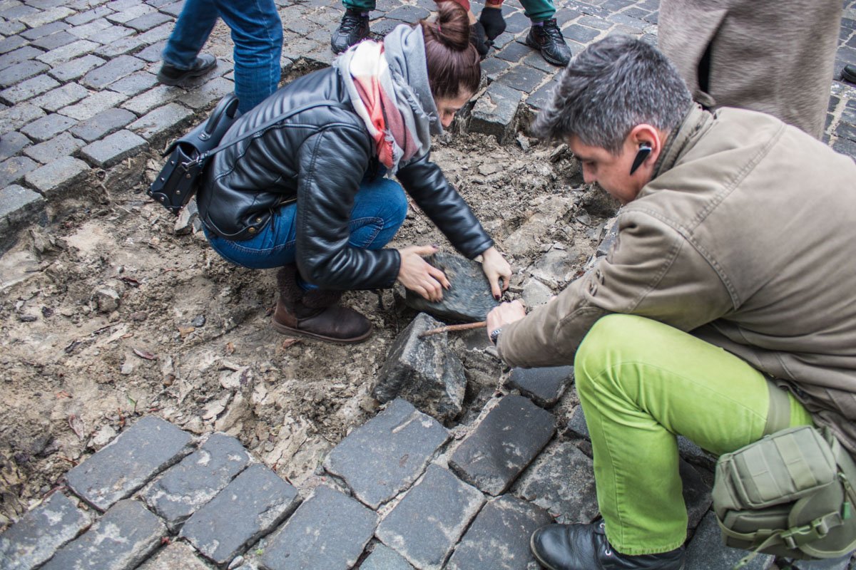 Активисты начали разбирать брусчатку Активисты начали разбирать брусчатку