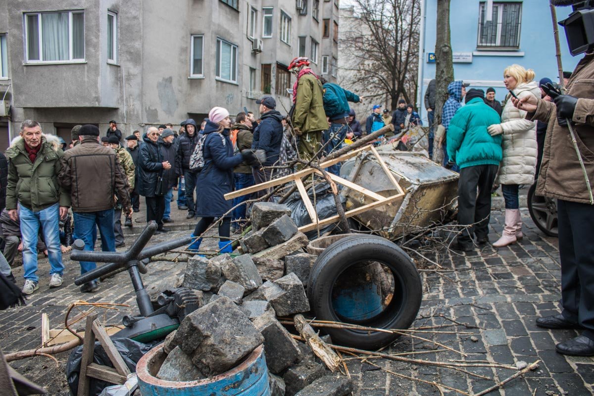 Возле Украинского дома возвели баррикаду Возле Украинского дома возвели баррикаду