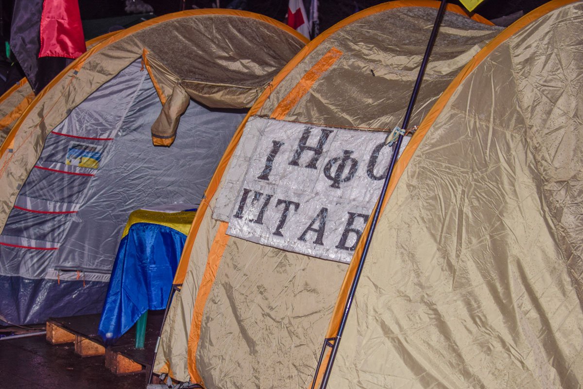 Под парламентом расположился палаточный городок