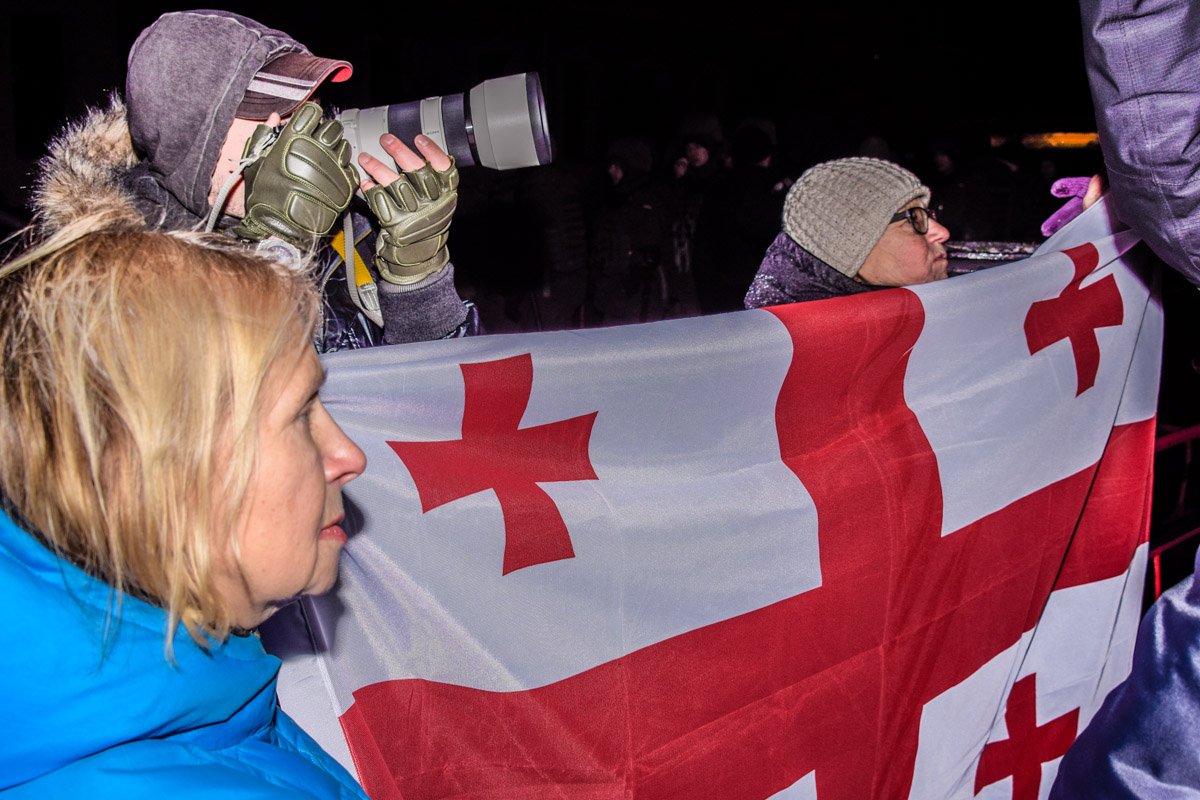 На митинг принесли флаг Грузии 