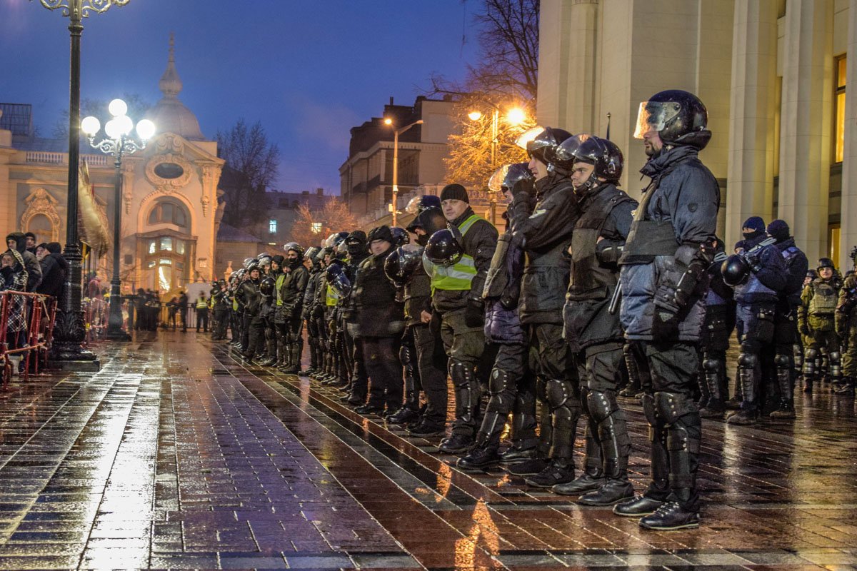 Под парламентом в несколько рядов выстроились подразделения правоохранителей