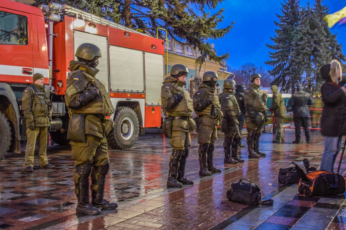 На место митинга прибыли пожарные