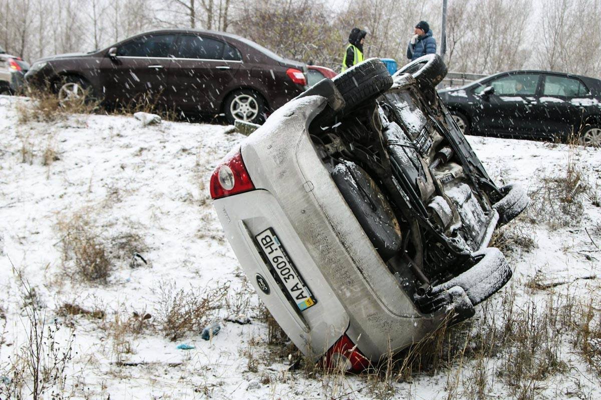 Помог пострадавшим водителю и пассажиру случайный прохожий