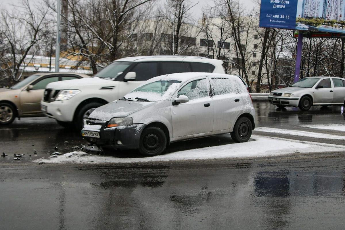 Второго участника аварии, как и полиции, на месте столкновения пока нет