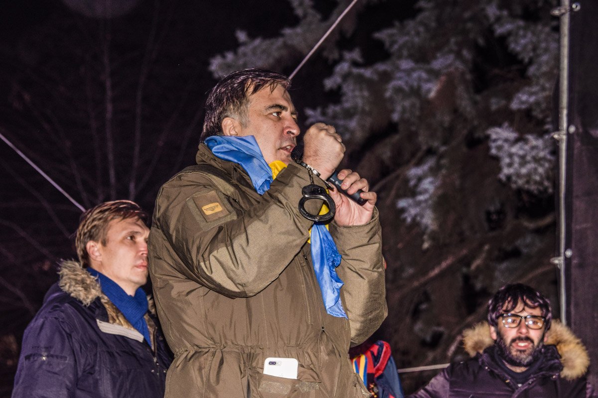 После попытки задержания 5 декабря Саакашвили пришел в палаточный городок под Радой После попытки задержания 5 декабря Саакашвили пришел в палаточный городок под Радой