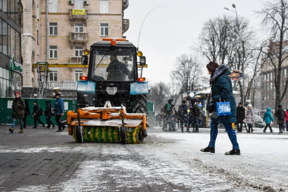 Дорожные спецмашины расчищают дороги