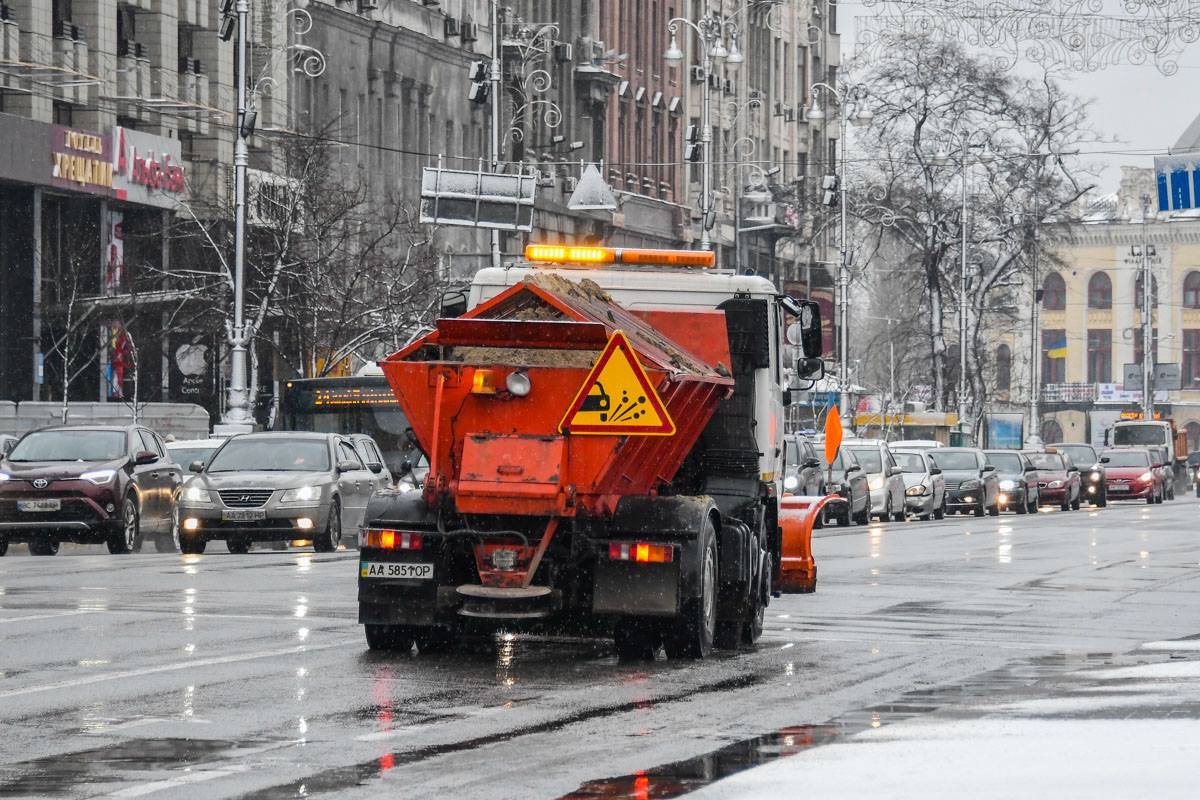 Обезопасить улицы города сегодня, 6 декабря, выехало 158 единиц спецтехники