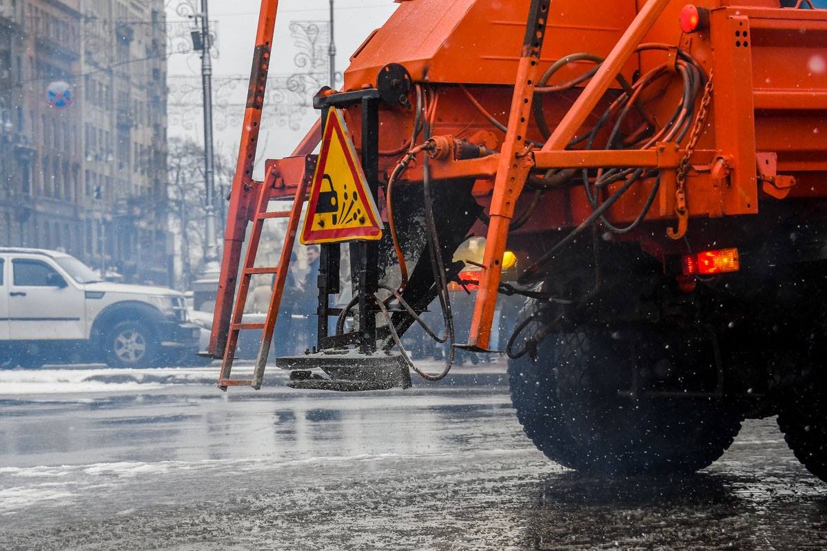 Спецмашина посыпает дороги солью